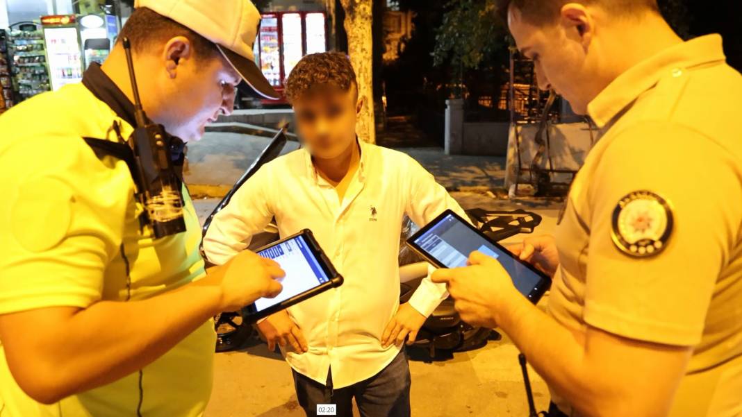 14 yaşında minibüs kullanırken polise yakalandı, babasının sözleri pes dedirtti 4